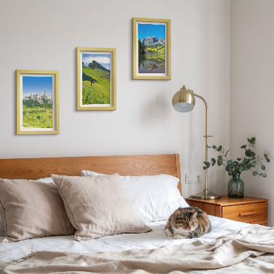 Conjunto de 3 quadros decorativos Colinas verdejantes com um castelo e paisagens montanhosas.