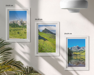 Conjunto de 3 quadros decorativos Colinas verdejantes com um castelo e paisagens montanhosas.
