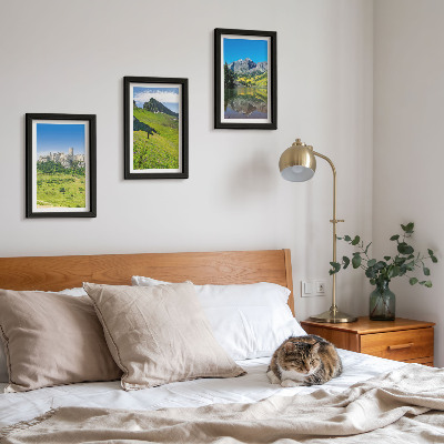 Conjunto de 3 quadros decorativos Colinas verdejantes com um castelo e paisagens montanhosas.
