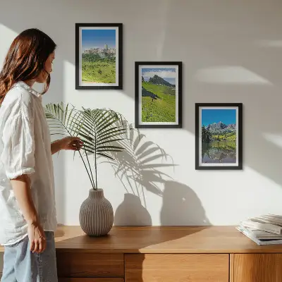 Conjunto de 3 quadros decorativos com estampa de colinas verdejantes, castelo e paisagens montanhosas