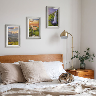 Conjunto de molduras com imagens Vistas de rios e cachoeiras nas montanhas em meio à natureza.