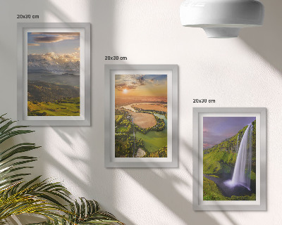 Conjunto de molduras com imagens Vistas de rios e cachoeiras nas montanhas em meio à natureza.
