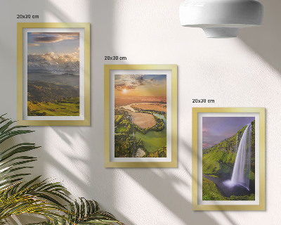 Conjunto de molduras com imagens Vistas de rios e cachoeiras nas montanhas em meio à natureza.