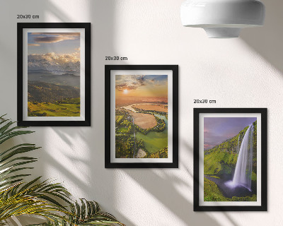 Conjunto de molduras com imagens Vistas de rios e cachoeiras nas montanhas em meio à natureza.