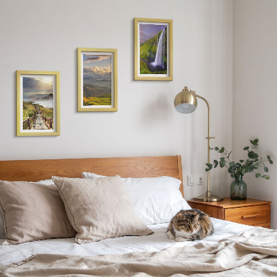 Conjunto de 3 quadros decorativos Paisagens montanhosas pitorescas com uma cachoeira e uma trilha.