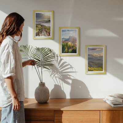 Conjunto de molduras com imagens Paisagens de montanha com flores, céu e trilha.