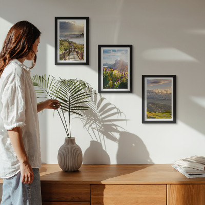Conjunto de molduras com imagens Paisagens de montanha com flores, céu e trilha.
