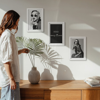 Tríptico com moldura Retratos estilosos de mulheres de óculos escuros.