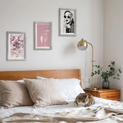 Conjunto de 3 quadros decorativos com flores em tons de rosa e uma mulher elegante