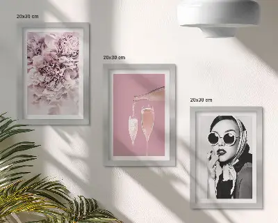 Conjunto de 3 quadros decorativos com flores em tons de rosa e uma mulher elegante