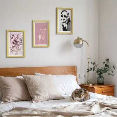 Conjunto de 3 quadros decorativos com flores em tons de rosa e uma mulher elegante