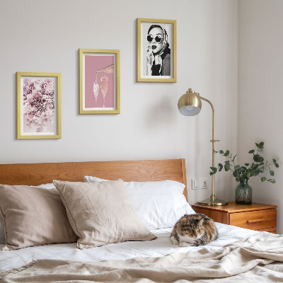 Conjunto de 3 quadros decorativos Flores em tons de rosa e uma mulher elegante.