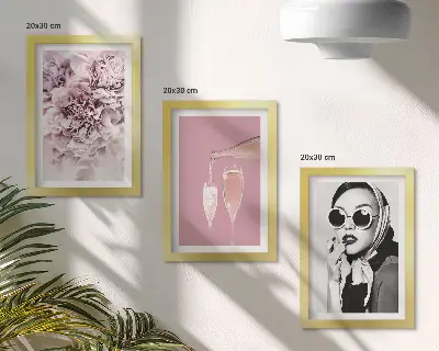 Conjunto de 3 quadros decorativos com flores em tons de rosa e uma mulher elegante