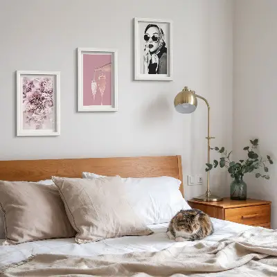 Conjunto de 3 quadros decorativos com flores em tons de rosa e uma mulher elegante