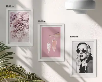 Conjunto de 3 quadros decorativos com flores em tons de rosa e uma mulher elegante