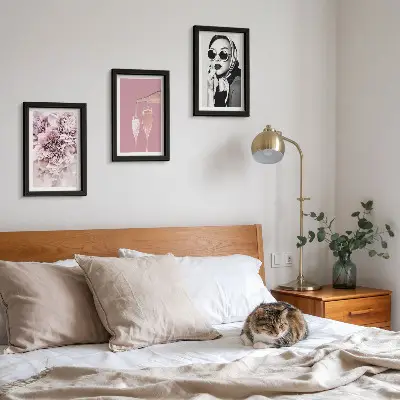 Conjunto de 3 quadros decorativos com flores em tons de rosa e uma mulher elegante