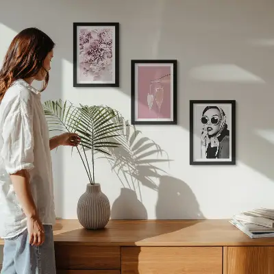 Conjunto de 3 quadros decorativos com flores em tons de rosa e uma mulher elegante