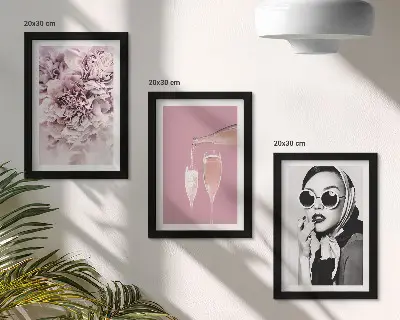 Conjunto de 3 quadros decorativos com flores em tons de rosa e uma mulher elegante