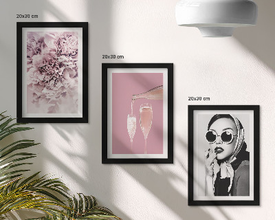 Conjunto de 3 quadros decorativos Flores em tons de rosa e uma mulher elegante.