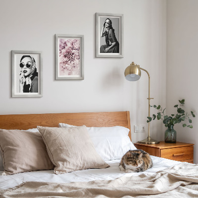 Conjunto de molduras com imagens Retratos elegantes de mulheres com flores cor-de-rosa.