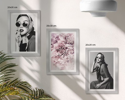 Conjunto de molduras com imagens Retratos elegantes de mulheres com flores cor-de-rosa.
