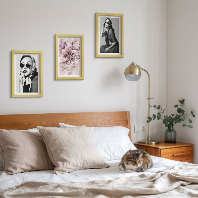 Conjunto de molduras com imagens Retratos elegantes de mulheres com flores cor-de-rosa.