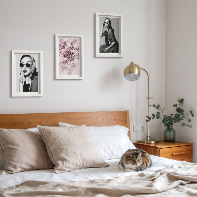 Conjunto de molduras com imagens Retratos elegantes de mulheres com flores cor-de-rosa.