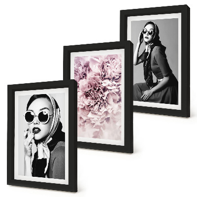 Conjunto de molduras com imagens Retratos elegantes de mulheres com flores cor-de-rosa.