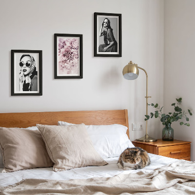Conjunto de molduras com imagens Retratos elegantes de mulheres com flores cor-de-rosa.