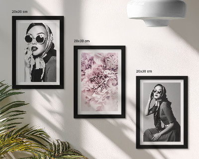 Conjunto de molduras com imagens Retratos elegantes de mulheres com flores cor-de-rosa.