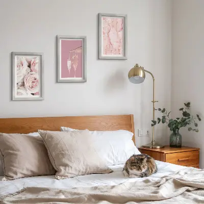 Tríptico com moldura rosas cor de champanhe em fundo de mármore pastel