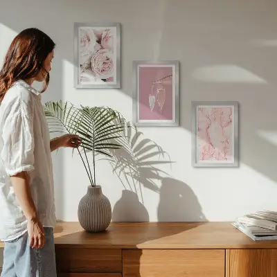 Tríptico com moldura rosas cor de champanhe em fundo de mármore pastel