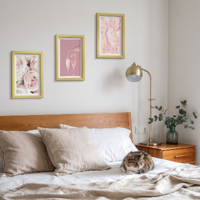 Tríptico com moldura Rosas cor de champanhe e um fundo de mármore pastel
