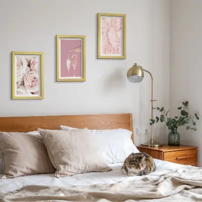 Tríptico com moldura rosas cor de champanhe em fundo de mármore pastel