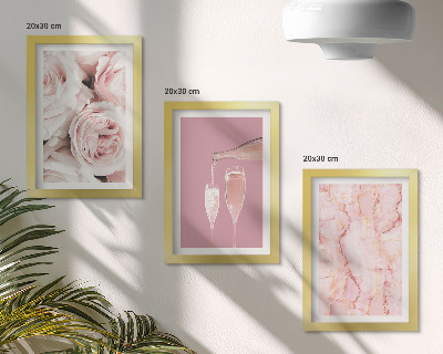 Tríptico com moldura Rosas cor de champanhe e um fundo de mármore pastel