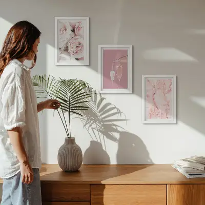 Tríptico com moldura rosas cor de champanhe em fundo de mármore pastel