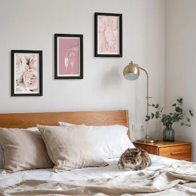 Tríptico com moldura rosas cor de champanhe em fundo de mármore pastel