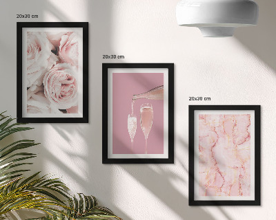 Tríptico com moldura Rosas cor de champanhe e um fundo de mármore pastel