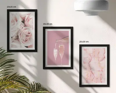 Tríptico com moldura rosas cor de champanhe em fundo de mármore pastel