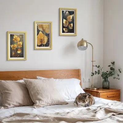 Tríptico com moldura folhas em tons de amarelo sobre fundo escuro