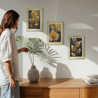 Tríptico com moldura folhas em tons de amarelo sobre fundo escuro