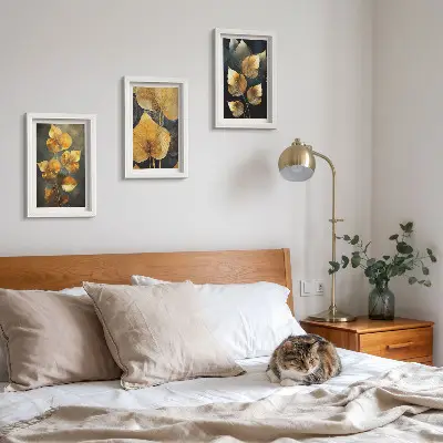 Tríptico com moldura folhas em tons de amarelo sobre fundo escuro