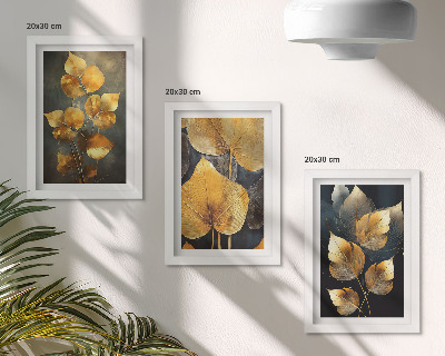 Tríptico com moldura Folhas em tons de amarelo sobre um fundo escuro.