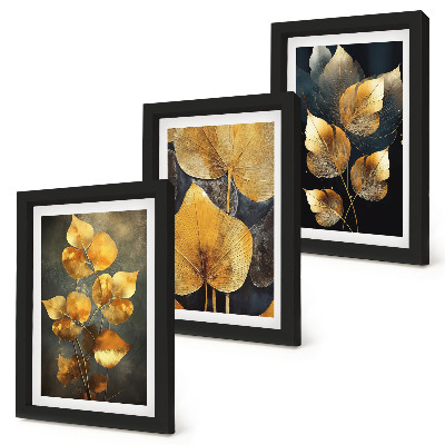 Tríptico com moldura Folhas em tons de amarelo sobre um fundo escuro.