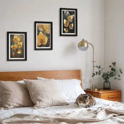 Tríptico com moldura folhas em tons de amarelo sobre fundo escuro