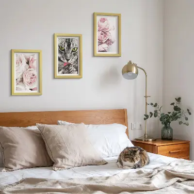 Conjunto de 3 quadros decorativos estampa de gato entre flores cor-de-rosa de rosas e peônias