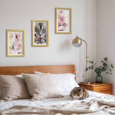 Conjunto de 3 quadros decorativos Um gato entre flores cor-de-rosa de rosas e peônias.