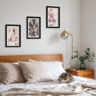 Conjunto de 3 quadros decorativos Um gato entre flores cor-de-rosa de rosas e peônias.