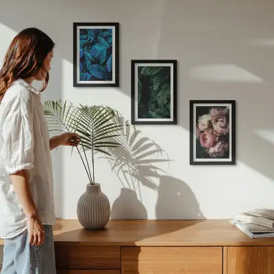 Tríptico com moldura folhas e flores em cores variadas