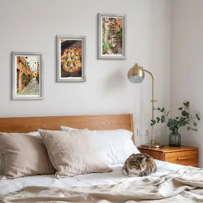 Conjunto de 3 quadros decorativos com temática de ruas charmosas, plantas e pizza italiana